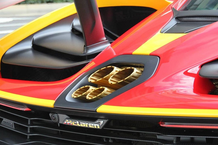 McLaren Senna LM được MSO tạo ra 3 màu sơn chính là trắng-đỏ-vàng. Ngoài ra, còn phải kể đến siêu xe triệu đô McLaren Senna LM có nhiều chi tiết thiết kế khác biệt so với McLaren Senna hay McLaren Senna GTR từ đèn pha, cản va trước/sau, ốp sườn, mâm hay hốc gió trên vòm bánh xe.