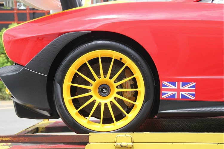 Ngoại hình chiếc siêu xe triệu đô McLaren Senna LM đầu tiên và có thể là duy nhất đến Đài Loan mang màu sơn trắng phối với đỏ và còn nhiều chi tiết sơn màu vàng để tạo điểm nhấn. Bên cạnh đó, ngoại thất xe còn có nhiều chi tiết bằng carbon bóng.