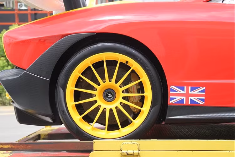 Ngoại hình chiếc siêu xe triệu đô McLaren Senna LM đầu tiên và có thể là duy nhất đến Đài Loan mang màu sơn trắng phối với đỏ và còn nhiều chi tiết sơn màu vàng để tạo điểm nhấn. Bên cạnh đó, ngoại thất xe còn có nhiều chi tiết bằng carbon bóng.