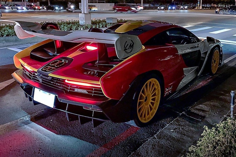 Cũng chính vì thế mà hình ảnh một chiếc siêu xe McLaren Senna LM xuất hiện tại Đài Loan đã khiến giới mê xe choáng váng trước sự chịu chơi của các đại gia ở đây. Không chỉ chọn mua dòng siêu xe McLaren Senna LeMans mà đại gia ở Đài Loan còn nhờ đội ngũ MSO hô biến cho ngoại thất chiếc xe theo 3 tông màu rất sặc sỡ và ấn tượng.