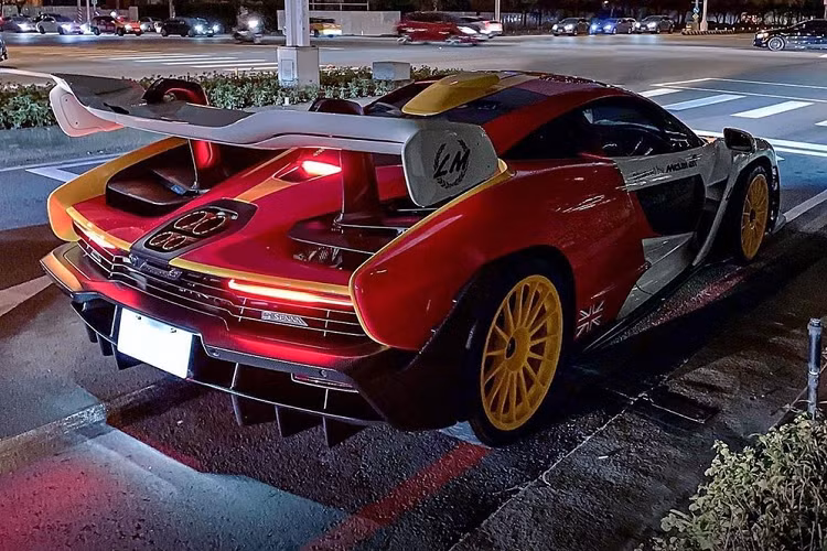 Cũng chính vì thế mà hình ảnh một chiếc siêu xe McLaren Senna LM xuất hiện tại Đài Loan đã khiến giới mê xe choáng váng trước sự chịu chơi của các đại gia ở đây. Không chỉ chọn mua dòng siêu xe McLaren Senna LeMans mà đại gia ở Đài Loan còn nhờ đội ngũ MSO hô biến cho ngoại thất chiếc xe theo 3 tông màu rất sặc sỡ và ấn tượng.