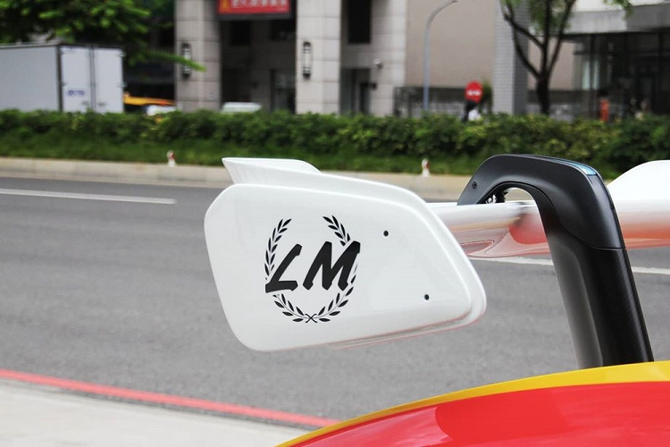 Xe sở hữu bộ mâm đa chấu kép sơn tông màu nổi là vàng rất cá tính, cánh gió đuôi sơn màu trắng với logo Lemans (LM) hai bên hông hay bên hông sườn xe như dấu hiệu nhận biết so với McLaren Senna tiêu chuẩn và McLaren Senna GTR.