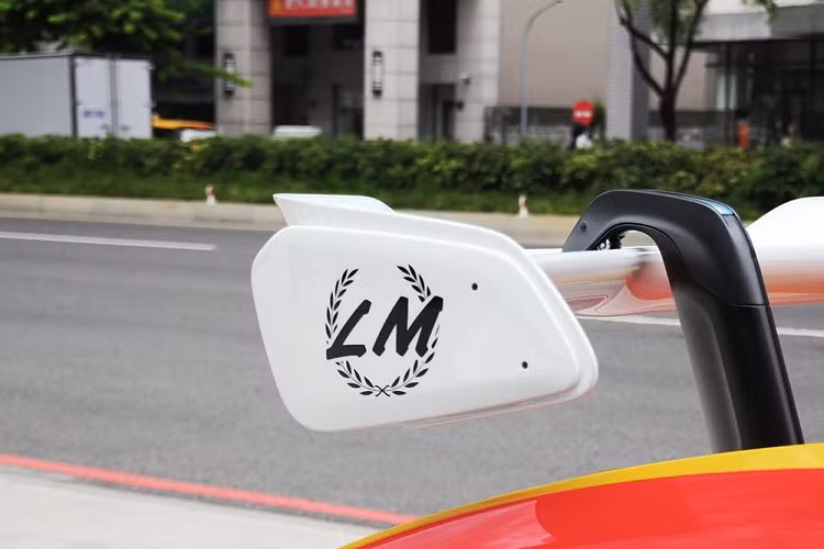 Xe sở hữu bộ mâm đa chấu kép sơn tông màu nổi là vàng rất cá tính, cánh gió đuôi sơn màu trắng với logo Lemans (LM) hai bên hông hay bên hông sườn xe như dấu hiệu nhận biết so với McLaren Senna tiêu chuẩn và McLaren Senna GTR.