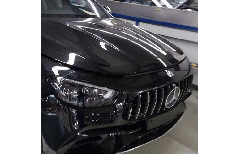 Đáng chú ý, AMG E63 hoặc E63 S với một mặt trước được tái thiết kế cùng mui xe kiểu vỏ sò và lưới tản nhiệt Panamericana. Ngoài ra, nhờ những hình ảnh chúng ta thấy được cụm đèn hậu của E-Class facelift đã được thay đổi thiết kế, trông nó tương tự như cụm đèn hậu của dòng CLS thế hệ mới.