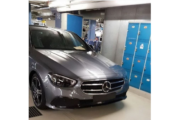 Dòng xe hiệu năng cao Mercedes-AMG E63 facelift mới sẽ vẫn duy trì thiết kế tương tự như các phiên bản thông thường của dòng Mercedes-Benz E-Class facelift. Nói cách khác E63/63s chỉ khác biệt các phiên bản E-Class thông thường ở trang trí, như thêm cụm ống xả kép và cánh lướt gió liền thân, cản sau để giúp nó trông thể thao hơn.