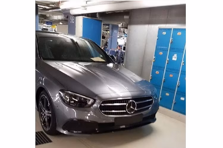 Dòng xe hiệu năng cao Mercedes-AMG E63 facelift mới sẽ vẫn duy trì thiết kế tương tự như các phiên bản thông thường của dòng Mercedes-Benz E-Class facelift. Nói cách khác E63/63s chỉ khác biệt các phiên bản E-Class thông thường ở trang trí, như thêm cụm ống xả kép và cánh lướt gió liền thân, cản sau để giúp nó trông thể thao hơn.