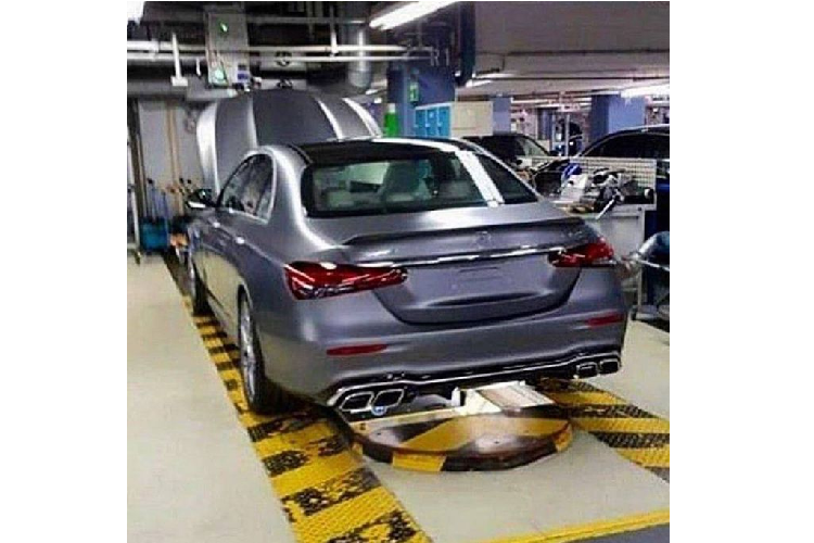 Những hình ảnh được cho là của chiếc Mercedes E53 AMG 2021 mới xuất hiện tại nhà máy Sindelfingen, đây chính là nơi sản xuất E-Class (W213), và cũng là nơi sản xuất các mẫu xe khác như: sedan CLS, các biến thể của dòng S-Class cùng với siêu sang Maybach S-Class và siêu xe AMG GT.