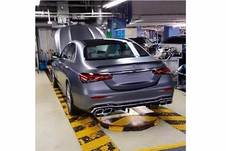 Những hình ảnh được cho là của chiếc Mercedes E53 AMG 2021 mới xuất hiện tại nhà máy Sindelfingen, đây chính là nơi sản xuất E-Class (W213), và cũng là nơi sản xuất các mẫu xe khác như: sedan CLS, các biến thể của dòng S-Class cùng với siêu sang Maybach S-Class và siêu xe AMG GT.