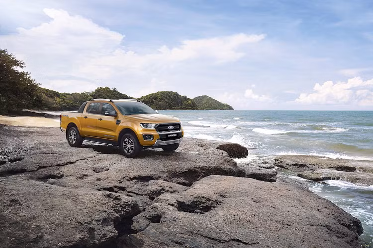 Bên cạnh đó, Ford cũng giới thiệu phiên bản Ranger Limited 2020 nhân kỷ niệm 25 năm có mặt tại thị trường Việt Nam. Với mức giá 799 triệu đồng, Ford Ranger Limited 2020 dành cho khách hàng thực tế, cần một chiếc xe mạnh mẽ mà giá cả tương đối dễ chịu. Ford trang bị cho Ranger Limited 2020 bộ mâm đúc thể thao 18 inch tương tự bản Wildtrak. Hệ thống đèn trước hoàn toàn bằng LED giúp cải thiện hiệu quả chiếu sáng.