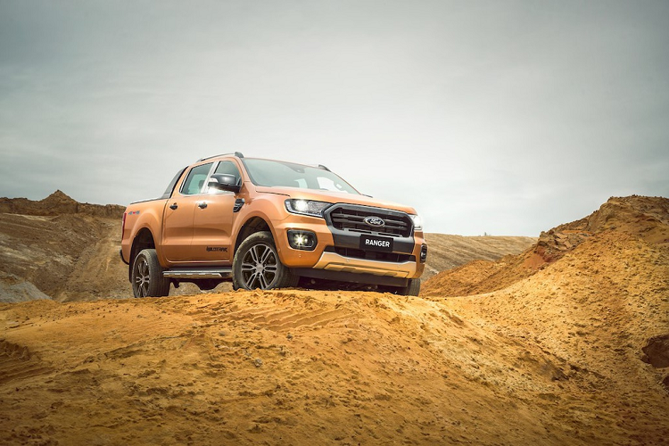 Trên Ford Ranger 2020, màn hình thông tin giải trí đơn sắc 3,5 inch được thay bằng màn hình màu cảm ứng 8 inch tích hợp Android Auto/Apple CarPlay và Ford AppLink kết nối tới một số ứng dụng trên điện thoại.