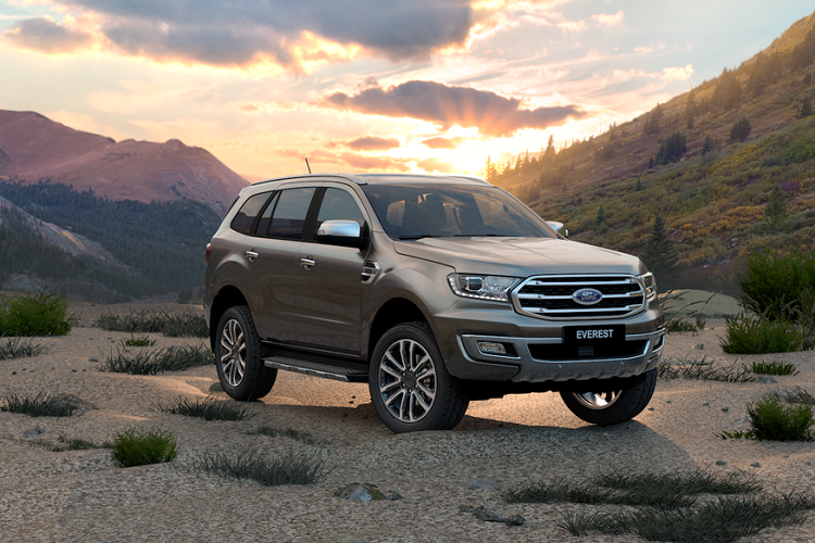Bộ đôi xe bán tải Ford Ranger và SUV Everest 2020 được nâng cấp chủ yếu ở phần ngoại thất. Ở phía trước, hệ thống đèn chiếu sáng được chuyển từ công nghệ HID sang LED toàn phần. Sự thay đổi này giúp chiếc xe trở nên thanh lịch đồng thời tăng cường khả năng chiếu sáng.