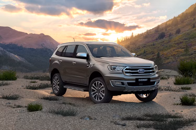 Bộ đôi xe bán tải Ford Ranger và SUV Everest 2020 được nâng cấp chủ yếu ở phần ngoại thất. Ở phía trước, hệ thống đèn chiếu sáng được chuyển từ công nghệ HID sang LED toàn phần. Sự thay đổi này giúp chiếc xe trở nên thanh lịch đồng thời tăng cường khả năng chiếu sáng.
