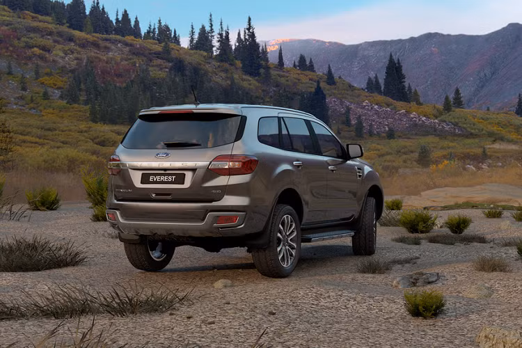 Cả 2 mẫu xe này được phân phối với giá không đổi. Cụ thể, giá xe Ford Everest 2020 từ 999 triệu đồng đến 1,4 tỷ đồng và Ranger 2020 có giá 616-918 triệu đồng. Tại Việt Nam, Ford Ranger có các đối thủ là Toyota Hilux, Chevrolet Colorado, Mitsubishi Triton và Mazda BT-50. Trong khi đó, Everest phải đối đầu với Toyota Fortuner, Mitsubishi Pajero Sport và Nissan Terra.