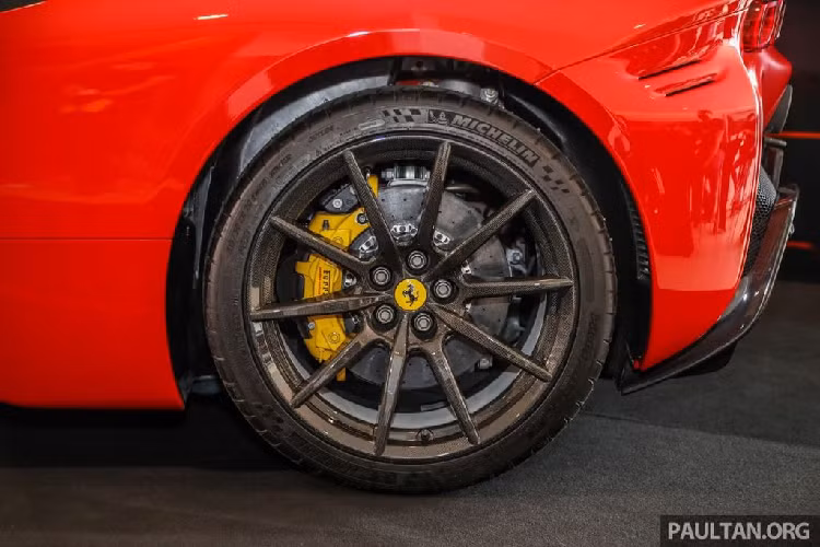 Khi tổng hoà động cơ xăng và động cơ điện, tổng công suất mà Ferrari SF90 Stradale tạo ra lên tới 1.000 mã lực.