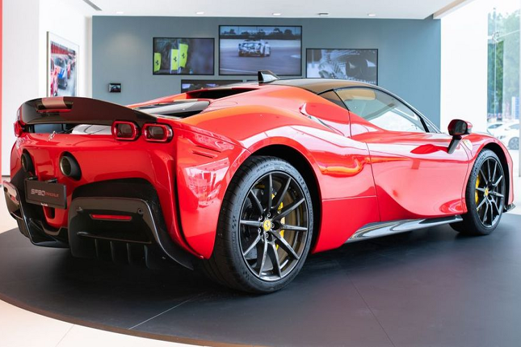 Ferrari SF90 Stradale là mẫu xe Plug-in hybrid đầu tiên trong lịch sử của nhà "Siêu ngựa"