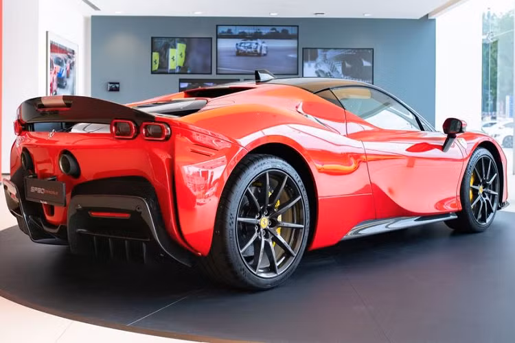 Ferrari SF90 Stradale là mẫu xe Plug-in hybrid đầu tiên trong lịch sử của nhà "Siêu ngựa"