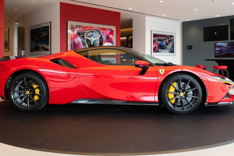 Phần đầu xe, nổi bật hơn cả với bộ đèn chiếu sáng dạng dẹt, full-led với công nghệ ma trận hiện đại, nắp ca-pô uốn cong cùng màu sơn tương phản.