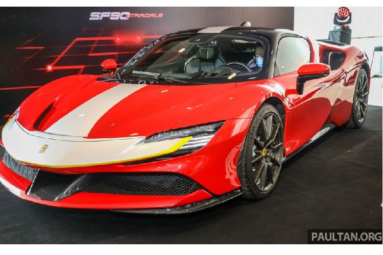 Về ngoại thất, Ferrari SF90 Stradale 2020 mới xứng đáng là một siêu phẩm đương đại. Sở hữu ngoại hình nổi bật và bắt mắt với những đường nét thiết kế mềm mại pha trộn nét hiện đại, tinh tế, Ferrari SF90 Stradale tạo sự riêng biệt và không thể bị nhầm lẫn với những "người anh em" khác trong gia đình Ferrari.
