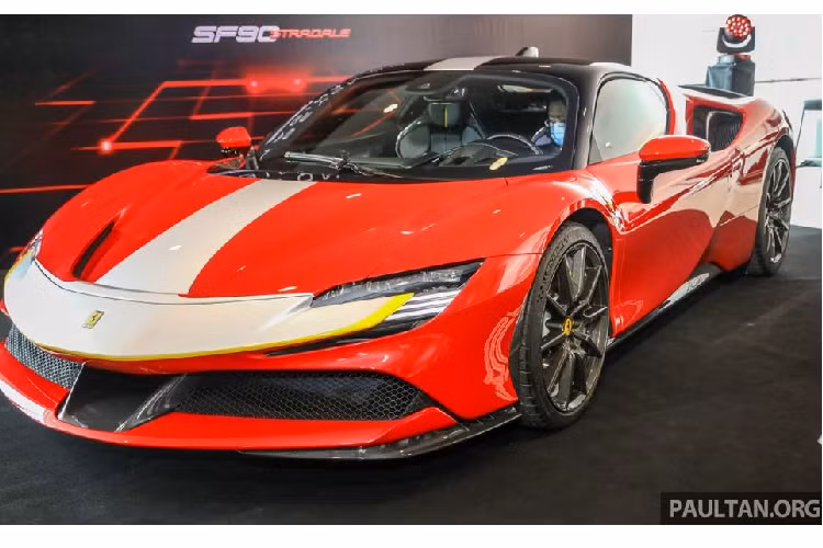 Về ngoại thất, Ferrari SF90 Stradale 2020 mới xứng đáng là một siêu phẩm đương đại. Sở hữu ngoại hình nổi bật và bắt mắt với những đường nét thiết kế mềm mại pha trộn nét hiện đại, tinh tế, Ferrari SF90 Stradale tạo sự riêng biệt và không thể bị nhầm lẫn với những "người anh em" khác trong gia đình Ferrari.