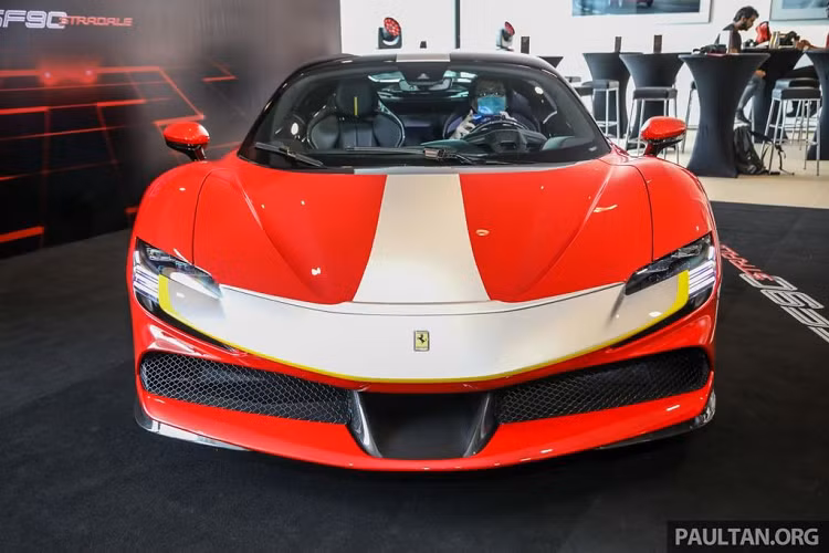 Nhờ vậy, SF90 Stradale dễ dàng tăng tốc từ 0 - 100 km/h chỉ với 2,5 giây trước khi đạt vận tốc tối đa 340 km/h.