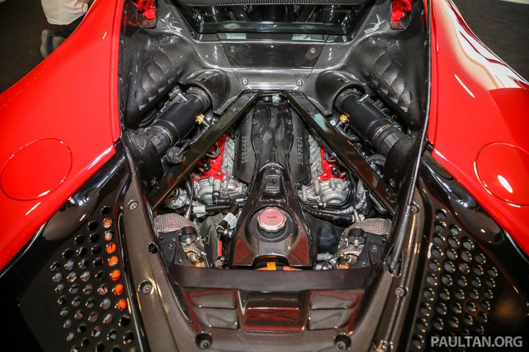 Về truyền động, siêu xe Ferrari SF90 Stradale sử dụng động cơ xăng V8 tăng áp, dung tích 4.0L, cho ra công suất 769 mã lực và 800 Nm mô-men xoắn cực đại. Đi kèm với đó còn là hệ truyền động hybrid với 3 mô-tơ điện, cung cấp thêm 217 mã lực.