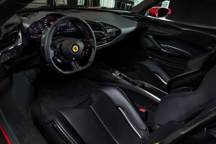 Bước vào không gian cabin, Ferrari SF90 Stradale tiếp tục mang tới sự đơn giản nhưng đậm nét quyến rũ nhờ thiết kế đầy tinh tế. Mọi chi tiết thừa, các núm bấm vậy lý thô cứng dường như đã bị loại bỏ khỏi siêu phẩm này để nhường chỗ cho các hệ thống giải trí, thông tin hiện đại.