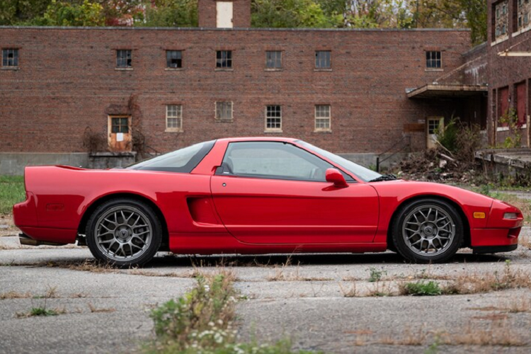 Ví dụ như chiếc xe này, Acura NSX Zanardi Edition đời 1999 này hiện đang được đấu giá trên trang “Bring A Trailer” ở mức 80.000 USD và chưa có dấu hiệu dừng lại. Chiếc Acura NSX thuộc phiên bản này được bán gần nhất được đấu giá và bán với giá 126.000 USD.