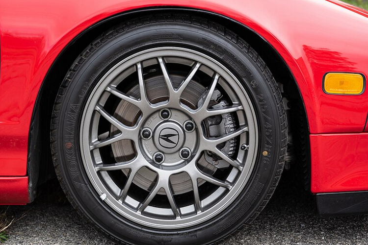 Bên trong, khoang lái của chiếc xe thể thao 21 năm tuổi này vẫn còn khá mới. Nội thất được bọc da với ghế ngồi bọc da lộn màu đen và tương phản bởi chỉ khâu màu đỏ. Một bảng tên phiên bản có đánh số được đính trong nội thất cùng chữ ký của Alex Zanardi.