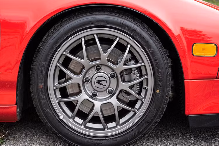 Bên trong, khoang lái của chiếc xe thể thao 21 năm tuổi này vẫn còn khá mới. Nội thất được bọc da với ghế ngồi bọc da lộn màu đen và tương phản bởi chỉ khâu màu đỏ. Một bảng tên phiên bản có đánh số được đính trong nội thất cùng chữ ký của Alex Zanardi.