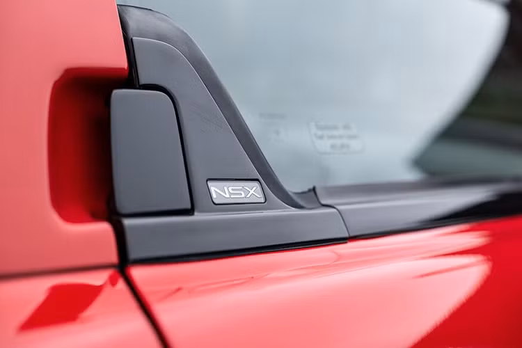 Ở ngoại thất, siêu xe Acura NSX Zanardi Edition sở hữu màu sơn đỏ (Formula Red) được ra mắt độc quyền dành cho phiên bản này và lấy cảm hứng từ chính chiếc xe đua giành chức vô địch của Alex Zanardi.