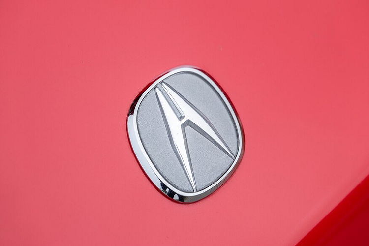 Xe sử dụng bộ mâm BBS có kích thước 16 inch ở bánh trước và 17 inch ở bánh sau. Bộ mâm này có thiết kế đa chấu theo phong cách thường thấy trên những chiếc xe độ vào thời điểm đó, được hoàn thiện với màu xám mờ đẹp mắt.