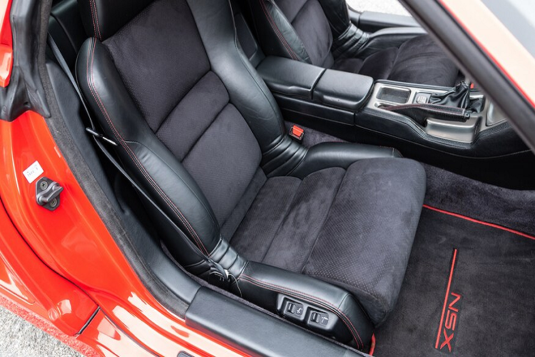 Những thay đổi khác đã giúp chiếc xe nhẹ hơn phải kể đến là hệ thống lái không trợ lực, kính sau nguyên khối, ắc-quy nhẹ hơn, cánh lướt gió làm bằng vật liệu nhẹ và bộ mâm xe BBS.