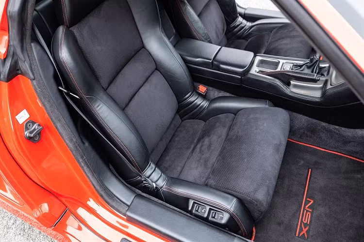 Những thay đổi khác đã giúp chiếc xe nhẹ hơn phải kể đến là hệ thống lái không trợ lực, kính sau nguyên khối, ắc-quy nhẹ hơn, cánh lướt gió làm bằng vật liệu nhẹ và bộ mâm xe BBS.