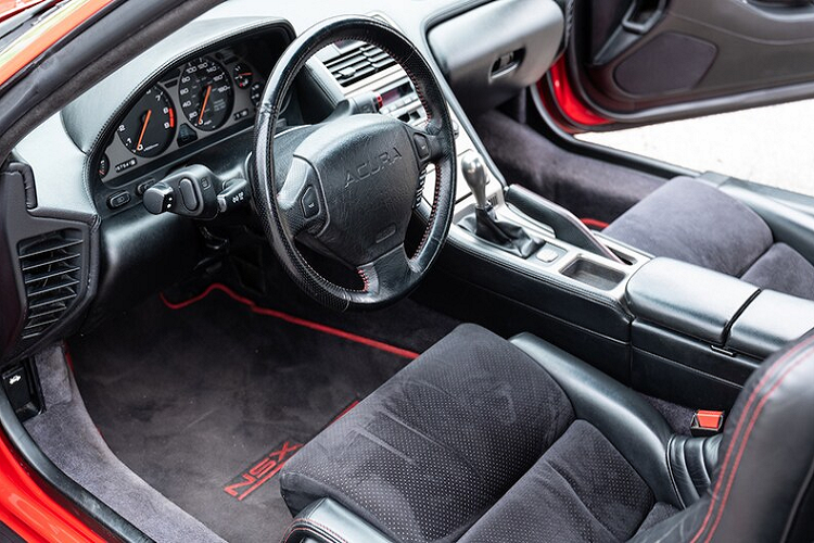 Trên bản đặc biệt này, Acura trang bị cho NSX mui liền thay vì phần mui targa có thể tháo rời như phần lớn những chiếc Acura NSX thế hệ này được bán từ năm 1994. Việc sở hữu phần mui xe cố định này góp phần giúp Acura NSX giảm cân một cách đáng kể, lên đến 67,5 kg so với NSX-T.