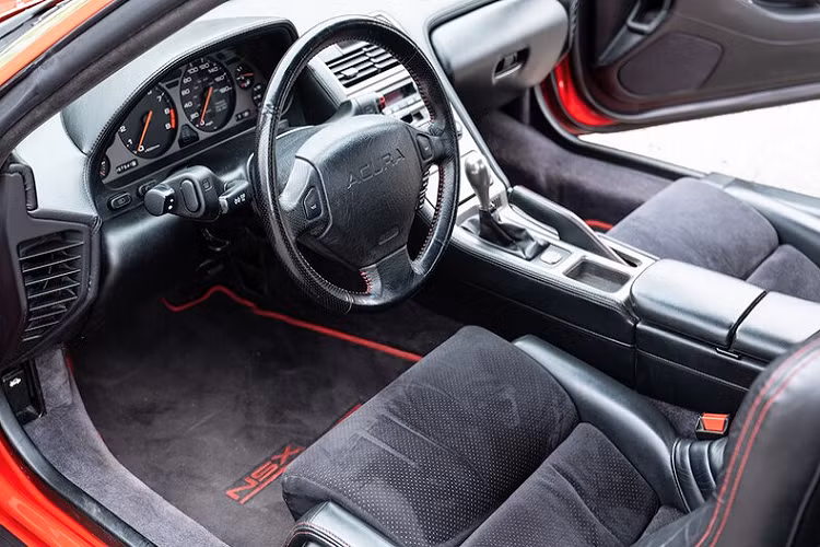 Trên bản đặc biệt này, Acura trang bị cho NSX mui liền thay vì phần mui targa có thể tháo rời như phần lớn những chiếc Acura NSX thế hệ này được bán từ năm 1994. Việc sở hữu phần mui xe cố định này góp phần giúp Acura NSX giảm cân một cách đáng kể, lên đến 67,5 kg so với NSX-T.