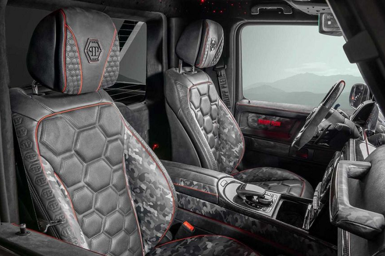 Bên trong khoang nội thất, Star Trooper Pickup Edition xuất hiện với đầy đủ các trang bị như phiên bản 5 cửa bao gồm bộ ghế da in hình rằn ri cùng các điểm nhấn đỏ và tấm trần sao với hiệu ứng đèn đỏ đầy bí ẩn.