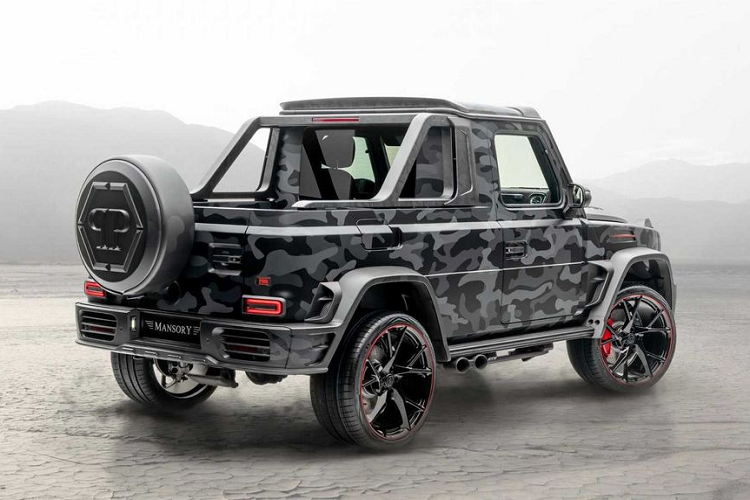 Những cập nhật trên mẫu xe Mercedes-AMG G63 độ khủng này bao gồm lớp áo màu xám lầm lì, bộ mâm hợp kim 24 inch, các đèn LED màu đỏ và các bộ phận được làm từ sợi carbon.