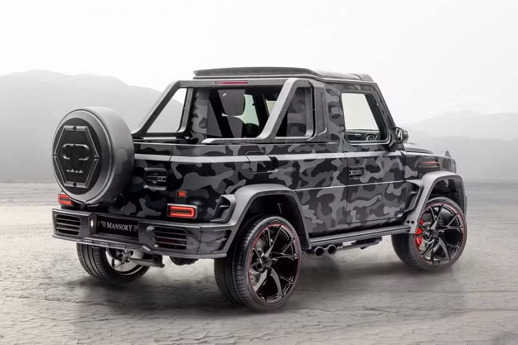 Những cập nhật trên mẫu xe Mercedes-AMG G63 độ khủng này bao gồm lớp áo màu xám lầm lì, bộ mâm hợp kim 24 inch, các đèn LED màu đỏ và các bộ phận được làm từ sợi carbon.