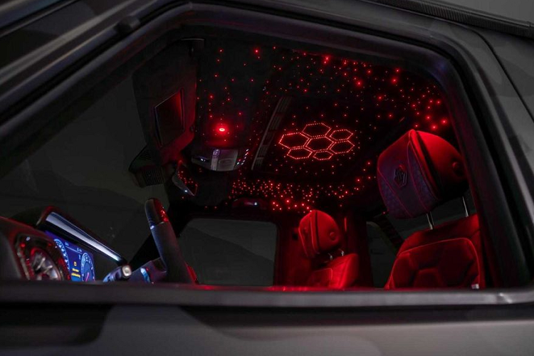 Sự khác biệt duy nhất trên phiên bản này chính là kiểu bố cục 2 ghế ngồi, với khoang cabin phía sau giờ đây đã biến thành thùng chở hàng.