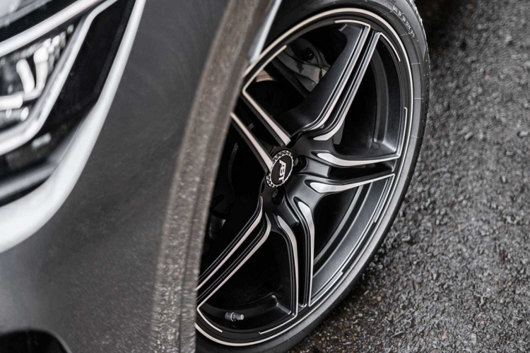 So với động cơ xăng V8, động cơ diesel cho ra tiếng máy khá yên tĩnh và có thể liên tưởng rằng hành khách đang ngồi trên một mẫu ôtô điện. Khi ở điều kiện địa hình, hệ thống treo khí nén được thiết lập để nâng khoảng sáng gầm xe lên 7,11 cm.