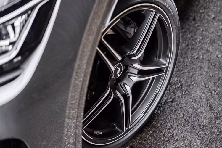 So với động cơ xăng V8, động cơ diesel cho ra tiếng máy khá yên tĩnh và có thể liên tưởng rằng hành khách đang ngồi trên một mẫu ôtô điện. Khi ở điều kiện địa hình, hệ thống treo khí nén được thiết lập để nâng khoảng sáng gầm xe lên 7,11 cm.