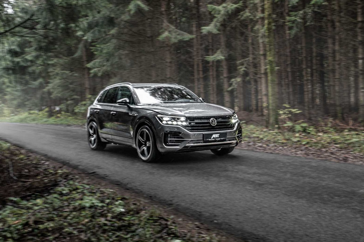 Trước đó, Volkswagen Touareg thế hệ đầu tiên được trang bị động cơ diesel V10 tăng áp 5.0L, công suất 310 mã lực và mô-men xoắn cực đại 750 Nm, khiến mẫu xe này trở thành chiếc SUV có sức kéo ấn tượng. Sau lùm xùm về gian lận khí thải, thế hệ mới của Volkswagen Touareg không còn sử dụng động cơ này.