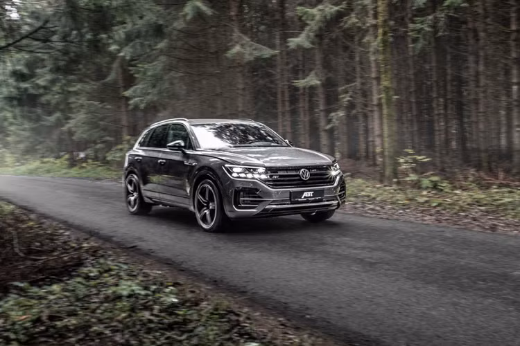 Trước đó, Volkswagen Touareg thế hệ đầu tiên được trang bị động cơ diesel V10 tăng áp 5.0L, công suất 310 mã lực và mô-men xoắn cực đại 750 Nm, khiến mẫu xe này trở thành chiếc SUV có sức kéo ấn tượng. Sau lùm xùm về gian lận khí thải, thế hệ mới của Volkswagen Touareg không còn sử dụng động cơ này.