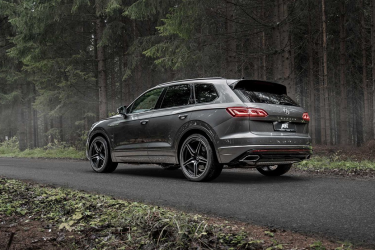 Đối với gói nội thất Innovision, các trang bị bao gồm cụm đồng hồ kỹ thuật số 12 inch, màn hình giải trí trung tâm 15 inch, hệ thống âm thanh Dynaudio. Touareg V8 TDI 2020 được đánh giá cao tại thị trường châu Âu, nhưng điều đó cũng đồng nghĩa giá xe Volkswagen Touareg 2020 không hề rẻ. Bản tiêu chuẩn có giá khoảng 90.000 USD.