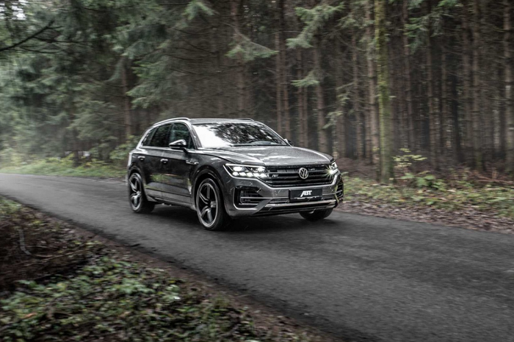 Đối với Volkswagen Touareg V8 TDI 2020, mẫu SUV chia sẻ chung động cơ cùng Audi SQ8 và Bentley Bentayga, mang tên mã EA898. Động cơ V8 tăng áp kép 4.0L, tạo ra công suất 416 mã lực và mô-men xoắn cực đại 900 Nm. Hộp số tự động 8 cấp và hệ dẫn động 4 bánh. Tốc độ giới hạn điện tử đạt 250 km/h, khả năng tăng tốc 0-100 km/h trong chưa đầy 5 giây.