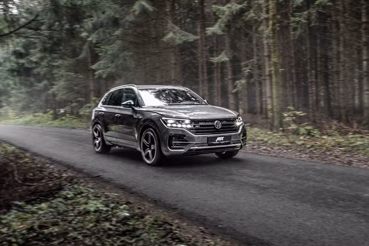 Đối với Volkswagen Touareg V8 TDI 2020, mẫu SUV chia sẻ chung động cơ cùng Audi SQ8 và Bentley Bentayga, mang tên mã EA898. Động cơ V8 tăng áp kép 4.0L, tạo ra công suất 416 mã lực và mô-men xoắn cực đại 900 Nm. Hộp số tự động 8 cấp và hệ dẫn động 4 bánh. Tốc độ giới hạn điện tử đạt 250 km/h, khả năng tăng tốc 0-100 km/h trong chưa đầy 5 giây.