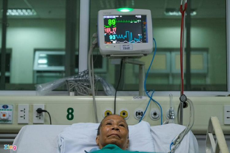 Bệnh nhân 19 (nữ, 64 tuổi) là bác gái của bệnh nhân 17 ở Hà Nội, điều trị tại Bệnh viện Bệnh nhiệt đới Trung ương cơ sở 2 từ ngày 7/3. Bệnh nhân này có thời gian điều trị Covid-19 lâu nhất ở nước ta. Trong quá trình điều trị, bà từng rơi vào tình trạng ngừng tuần hoàn với 3 lần sốc điện.