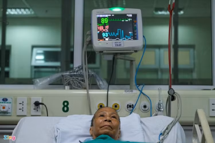 Bệnh nhân 19 (nữ, 64 tuổi) là bác gái của bệnh nhân 17 ở Hà Nội, điều trị tại Bệnh viện Bệnh nhiệt đới Trung ương cơ sở 2 từ ngày 7/3. Bệnh nhân này có thời gian điều trị Covid-19 lâu nhất ở nước ta. Trong quá trình điều trị, bà từng rơi vào tình trạng ngừng tuần hoàn với 3 lần sốc điện.