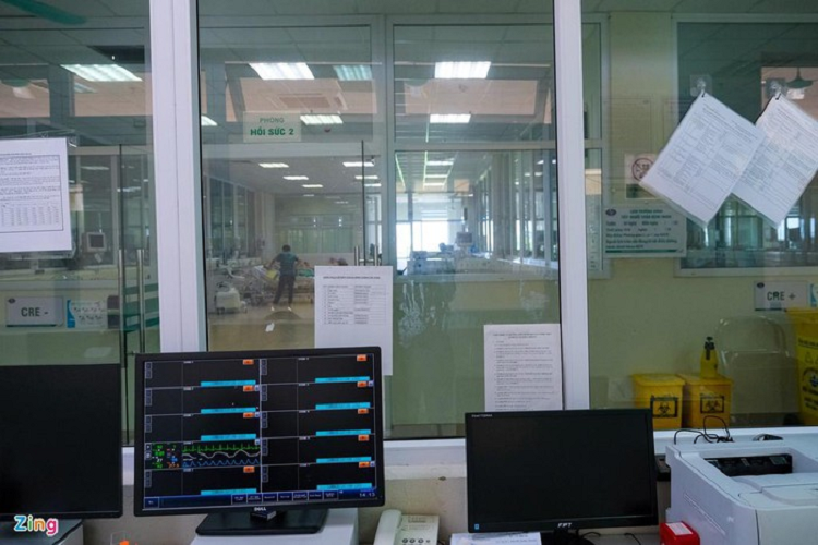 Bệnh nhân 19 là một trong những bệnh nhân nguy kịch tại nước ta và là bệnh nhân nặng cuối cùng ở Bệnh viện Bệnh Nhiệt đới Trung ương đến thời điểm này. Bệnh nhân liên tục được hội chẩn, chăm sóc toàn diện. Camera được đặt trong phòng để theo dõi bệnh nhân 24/24. Các chỉ số của bệnh nhân được truyền trực tiếp trên màn hình. 