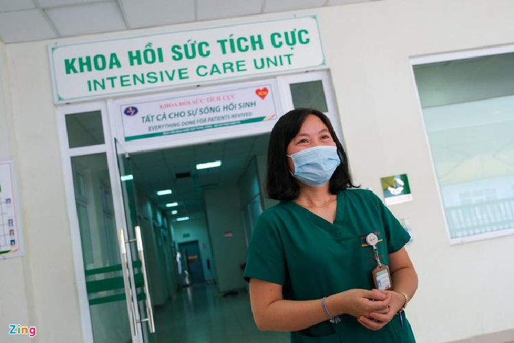 "Khi bệnh nhân 19 chưa nói được, bà cố viết những dòng cảm ơn bác sĩ, điều dưỡng làm chúng tôi vô cùng cảm động. Đây là sự động viên cho các y bác sĩ trong viện", chị Nguyễn Thị Thường - Điều dưỡng trưởng khoa Hồi sức tích cực - cho biết.